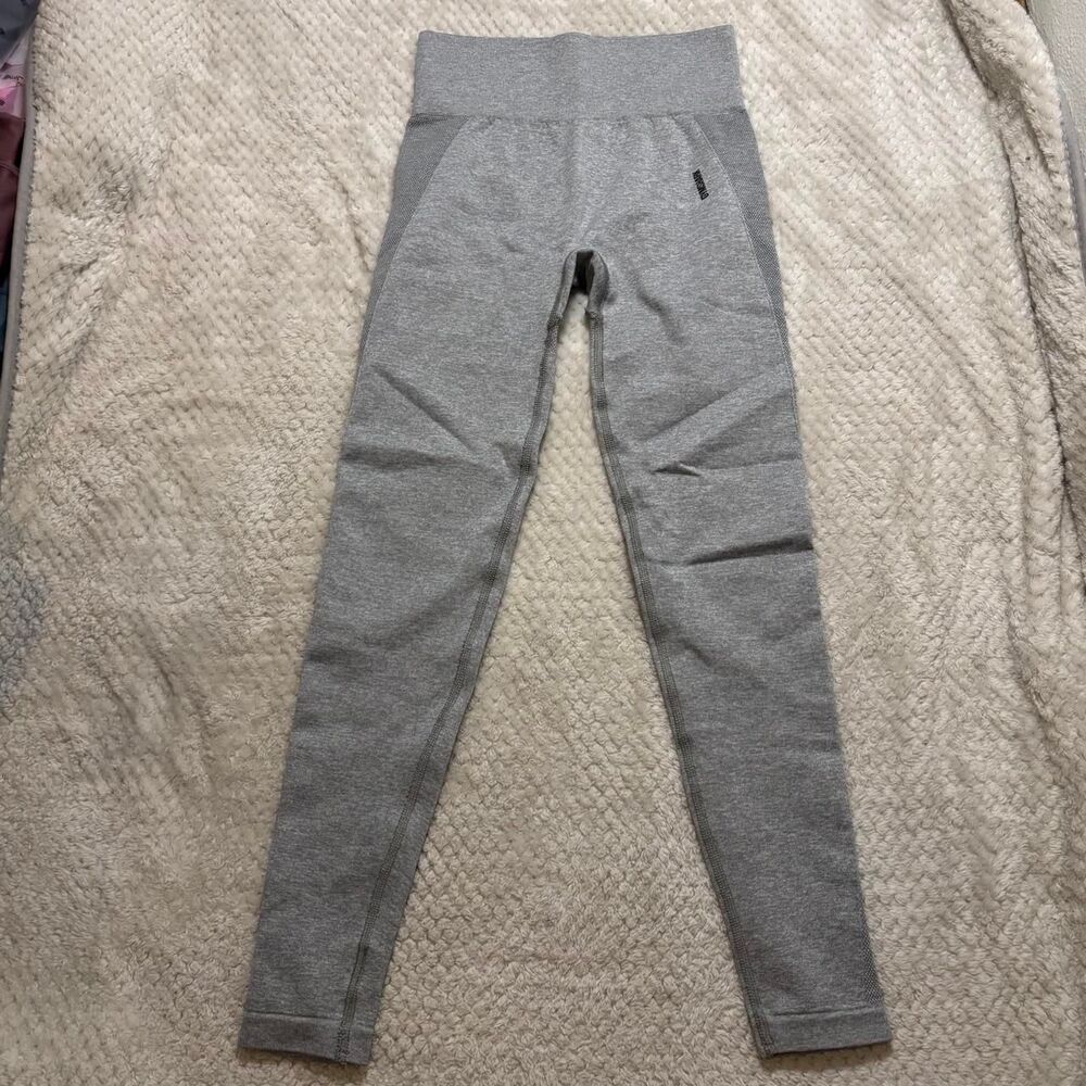 Gymshark Women's Grey Leggings - Picture 2 of 3
